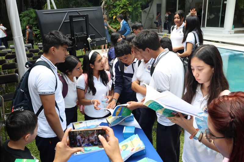 Autoridades del Cobaem distribuyen 32 mil guías pedagógicas para favorecer el aprendizaje de sus estudiantes