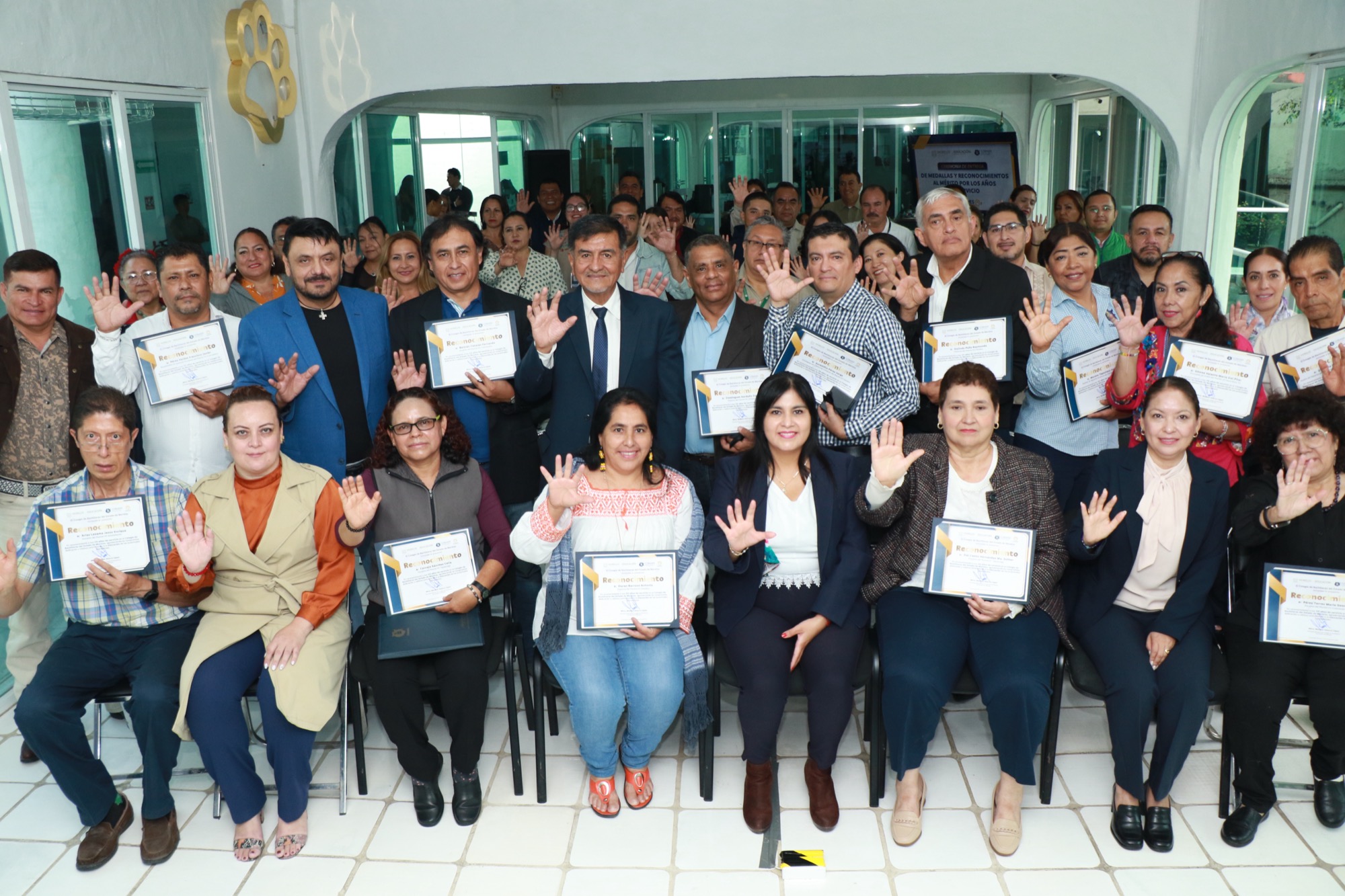 Reconoce Cobaem trayectoria y compromiso de personal sindicalizado con entrega de medallas al mérito por años de servicio
